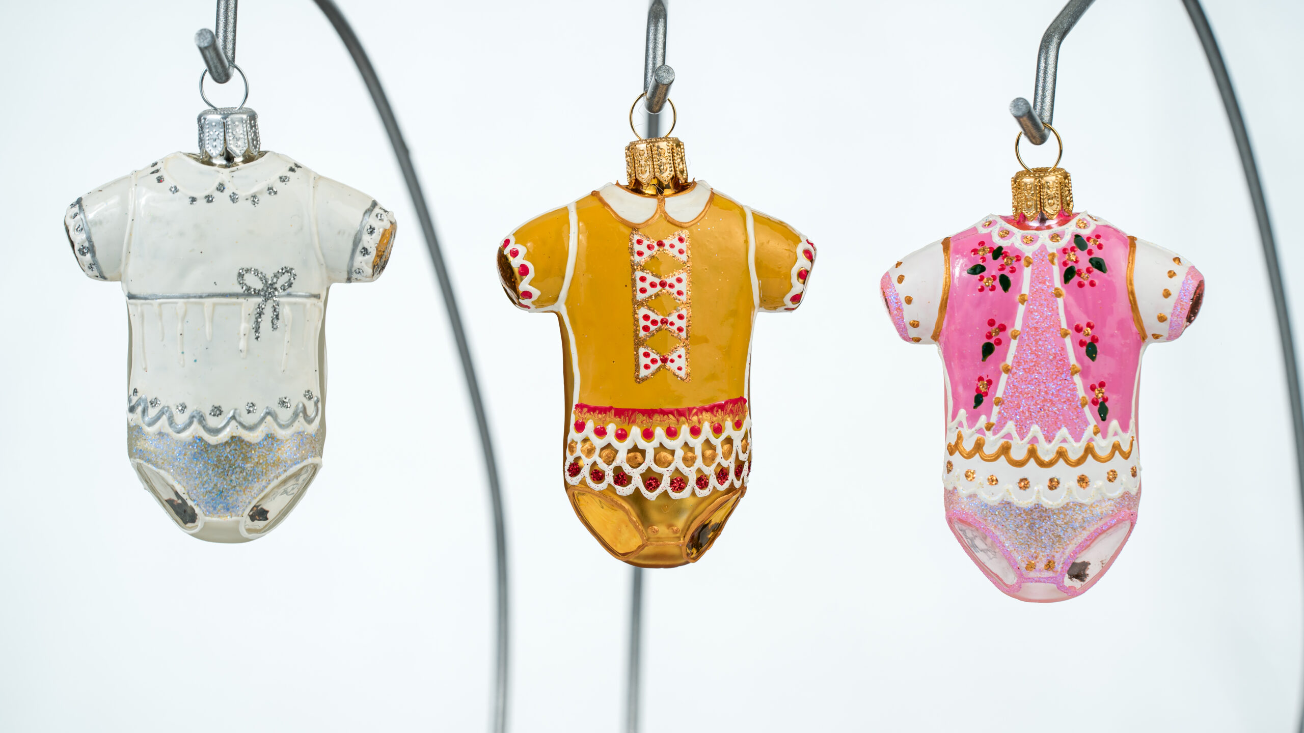 Ręcznie malowana bombka – Body białe – Luxorna
