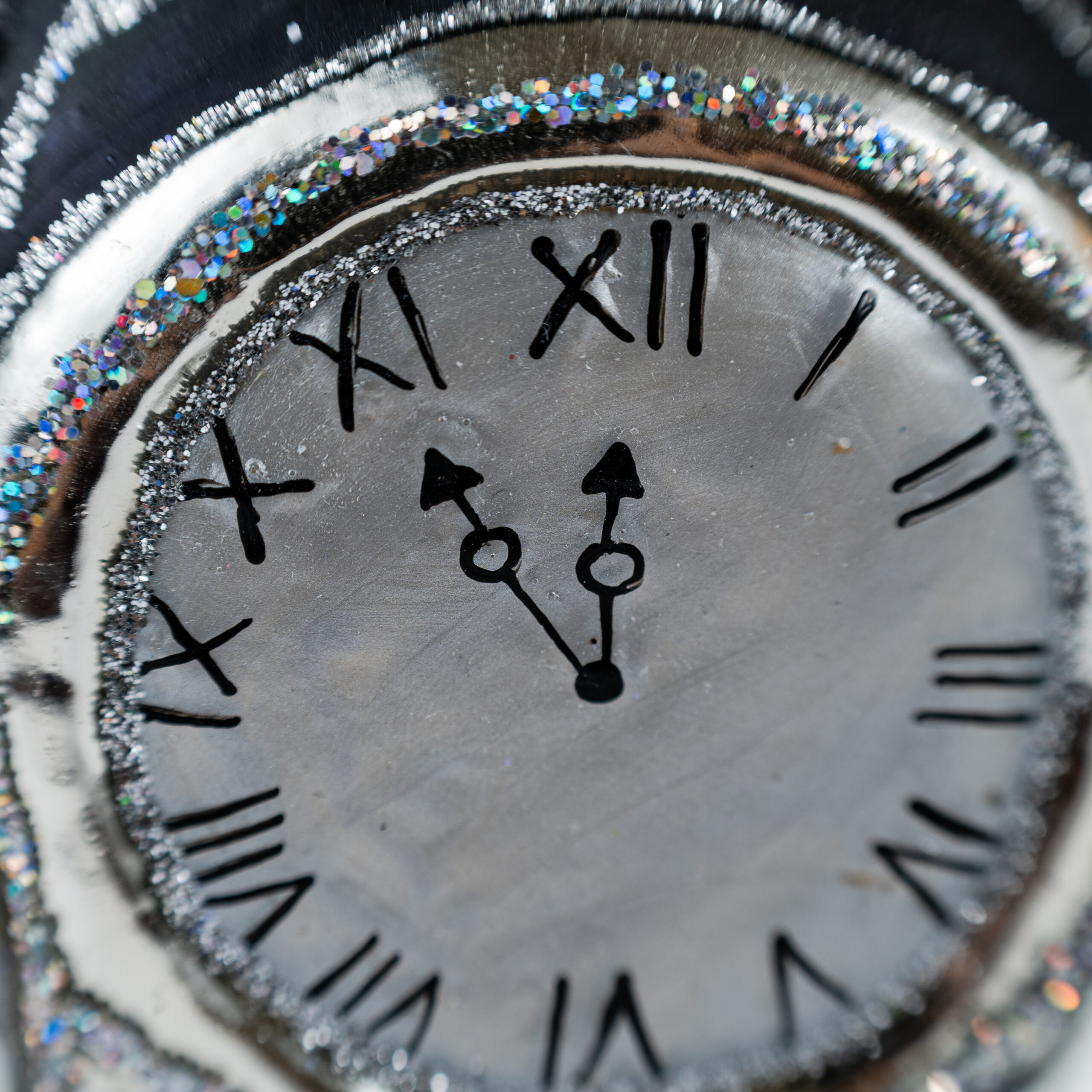 Christmas ornament Silver Clock with Santa - Image 3